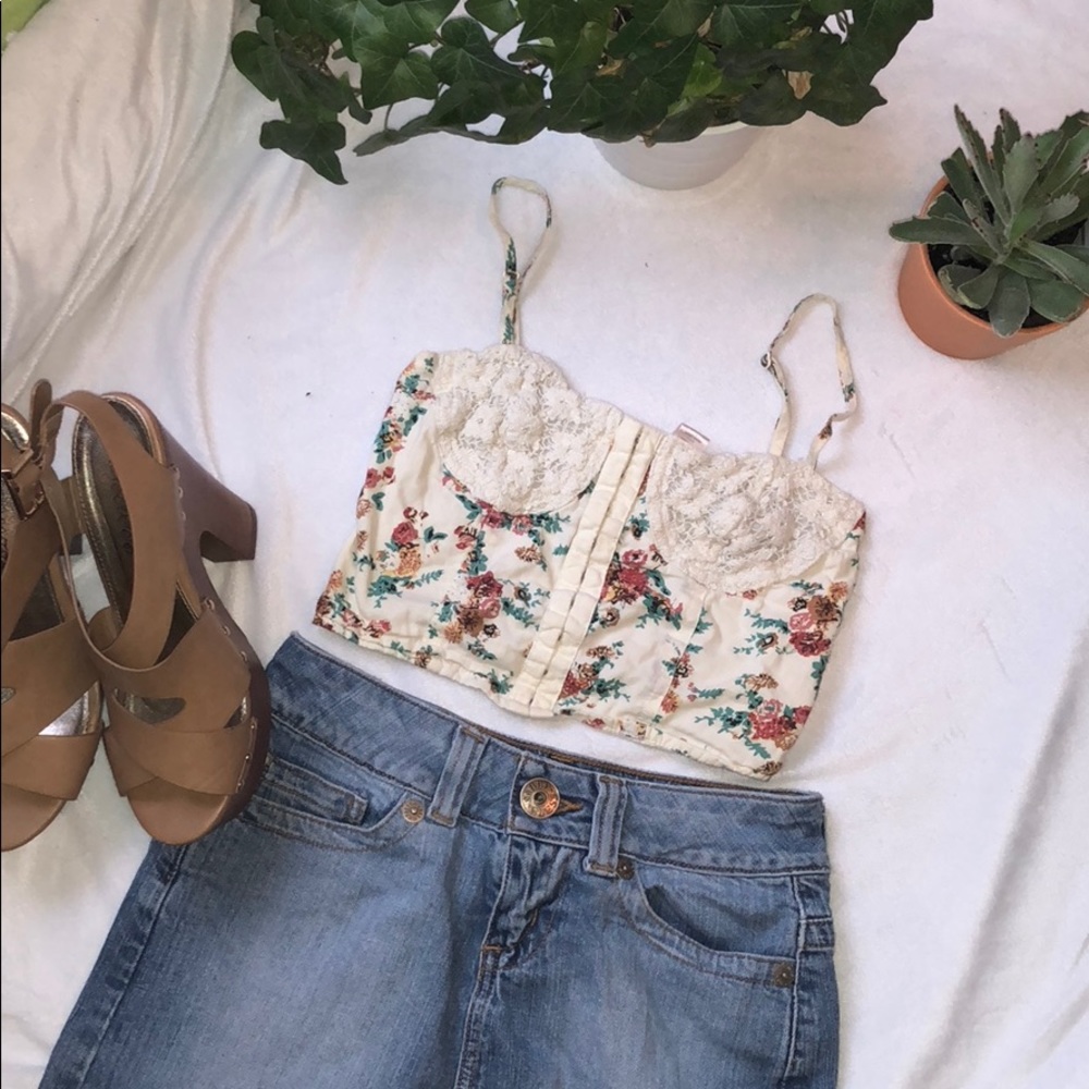 Very boho chic flowery crop top!